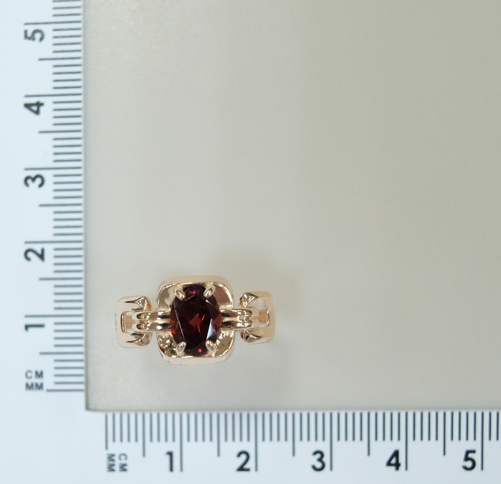 Серебряное кольцо с гранатом
